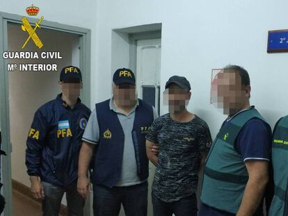 El detenido junto a agentes de la Guardia Civil. 