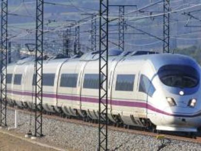 Un tren de una línea del AVE de España. EFE/Archivo