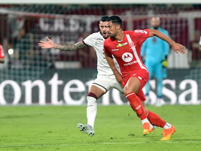 Pablo Marí, en una acción durante el partido entre el Monza y el Torino, de la Seria A italiana, en agosto.