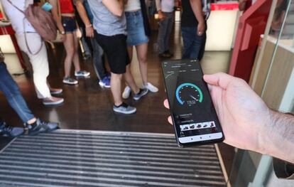 Prueba de velocidad de la red 5G de Vodafone en la Puerta del Sol (Madrid).