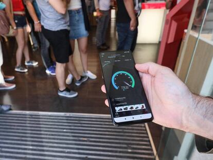 Prueba de velocidad de la red 5G de Vodafone en la Puerta del Sol (Madrid).