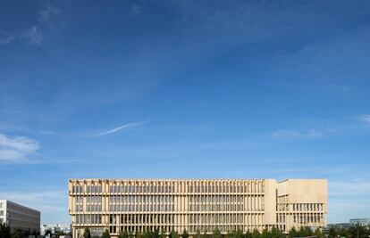 <strong>Institut Mines Télécom, en París</strong>. Un edificio de 46.000 metros cuadrados que acoge tres instituciones universitarias –Institut Mines Télécom, Télécom Paristech y Télécom Sud-Paris–, donde se reúnen estudiantes, profesores y eruditos. La luz entra generosamente por sus espacios despejados, muros acristalados, ventanas y techos abiertos. |