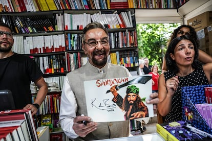 Kabir Bedi en un momento de su firma en la caseta de la librería Antonio Machado, el 6 de junio de 2023. 
