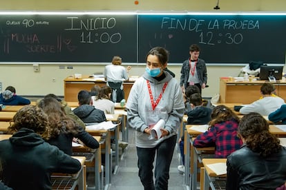 Una alumna se dirige a su mesa, al inicio del concurso para niños y adolescentes en la Facultad de Matemáticas de la Complutense en Madrid.