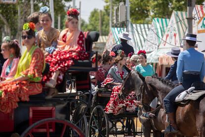 Mujeres y niñas lucían el martes sus trajes de flamenca en el tradicional paseo en carruaje por el Real.