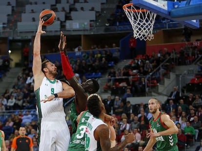 Diop intenta taponar a Erden, durante el partido en el Buesa Arena, Vitoria.