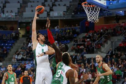 Diop intenta taponar a Erden, durante el partido en el Buesa Arena, Vitoria.