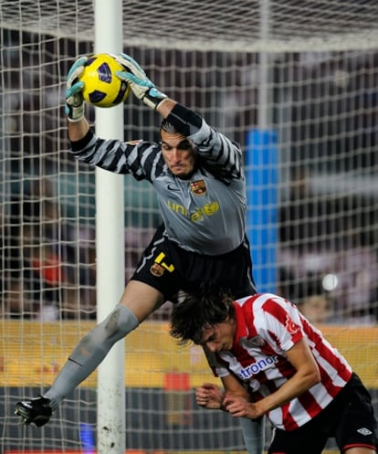 Jose Manuel Pinto atrapa un balón en la final de Copa contra el Athletic en 2009.