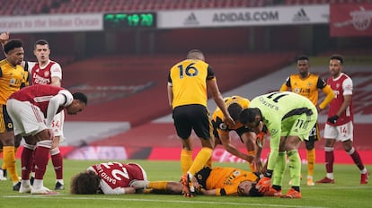 David Luiz y Raúl Jiménez tendidos en la hierba tras chocar, este domingo en el Emirates.