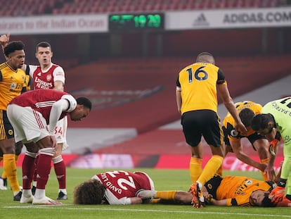 David Luiz y Raúl Jiménez tendidos en la hierba tras chocar, este domingo en el Emirates.