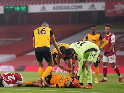David Luiz y Raúl Jiménez permanecen inconscientes tras chocar en un duelo aéreo.
