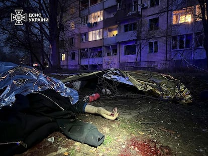 Varios cadáveres yacían este viernes junto al lugar de impacto de un misil ruso, en la ciudad ucrania de Krivói Rog.