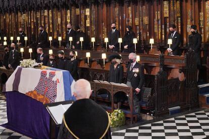 Em frente ao caixão, na primeira fila e da direita à esquerda, o príncipe Charles e Camilla Parker Bowles, Edward da Inglaterra com sua esposa e filhos, e os duques de Cambridge. Na fila de atrás, da direita à esquerda, a princesa Beatrice e seu marido; a princesa Eugenie e seu marido; Zara Philips e seu marido; Peter Philips e David Armstrong-Jones.