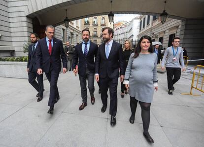 Los diputados de Vox Ignacio Garriga, Javier Ortega Smith, Santiago Abascal, Iván Espinosa de los Monteros y Macarena Olona, a la salida del Congreso el pasado día 18.