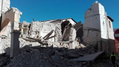 A basílica de San Benedetto, em Norcia, destruída pelo terremoto deste domingo.