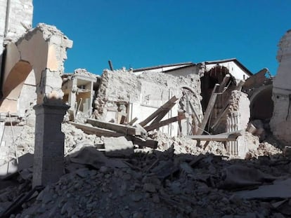 A bas&iacute;lica de San Benedetto, em Norcia, destru&iacute;da pelo terremoto deste domingo. 