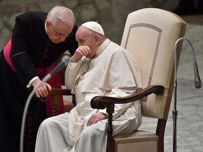 El papa Francisco conversa con monseñor Leonardo Sapienza durante una audiencia en el Vaticano, este sábado.