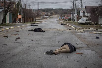 Varios cuerpos yacen sobre una carretera de Bucha, Ucrania. Premio Ortega y Gasset de Fotografía 2023.