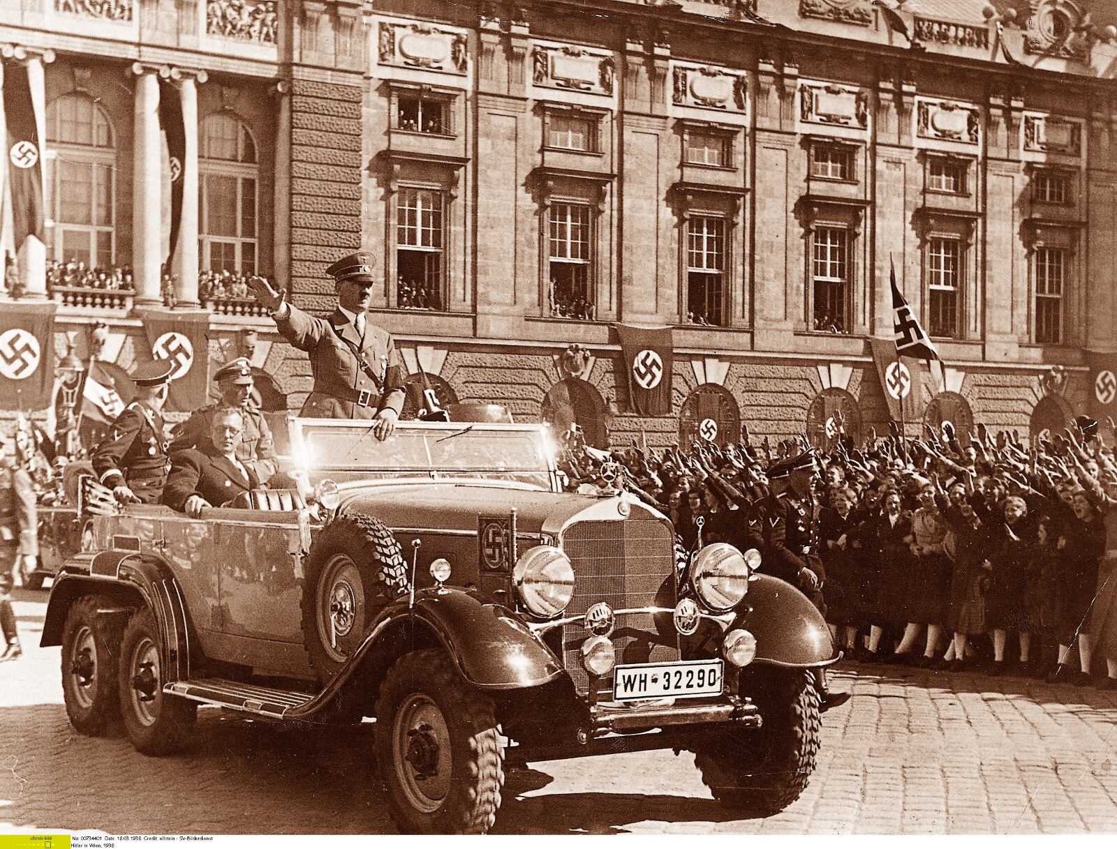 Hitler es saludado al llegar a la plaza de los Héroes de Viena en 1938.