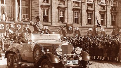 Hitler es saludado al llegar a la plaza de los Héroes de Viena en 1938.