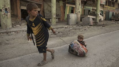 Dos niños en las calles de Mosul (Irak).
