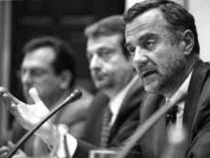 B 34189 - (28.4.2000) - Color - Reunión de la comisión de control de la C.C.R.TV. (Corporación Catalana de Radio y Televisión) - En la foto de izda. a dcha. : Joan Maria Clavaguera, Lluis Oliva y Miquel Puig, Director - Foto : Carles Ribas -