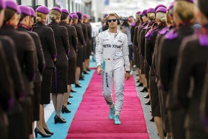 El piloto alemán de Fórmula Uno, Nico Rosberg (c), del equipo Mercedes AMG GP, durante el Gran Premio de Abu Dabi en el circuito de Yas Marina en Abu Dabi, el 27 de noviembre de 2016. 