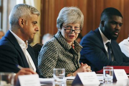 Desde la izquierda, el alcalde de Londres, Sadiq Khan, la primera ministra; Theresa May, y el copresidente de la Junta de Justicia Juvenil, Roy Sefa-Attakora, participan en una cumbre por la violencia juvenil en Downing Street (Londres).