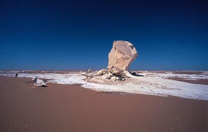 El desierto blanco de Farafra y sus formaciones de piedra caliza.