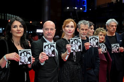 Los cineastas Duzen Tekkal, Christian Berkel, Andrea Sawatzki, Ulrich Matthes y la responsable de la Berlinale Tricia Tuttle (con abrigo rojo) portan fotos de David Cunio, actor rehén de Hamas, en la inauguración el jueves del festival de Berlín.