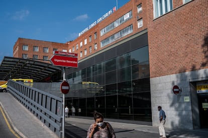 Entrada del Hospital Clínico San Carlos, en 2020.