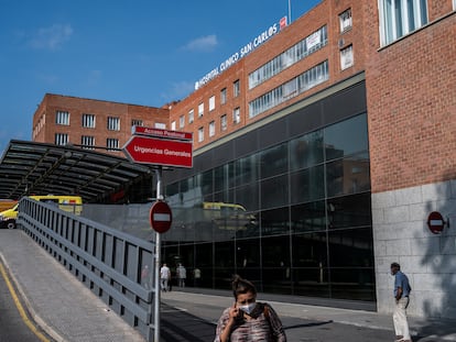 Entrada del Hospital Clínico San Carlos, en 2020.