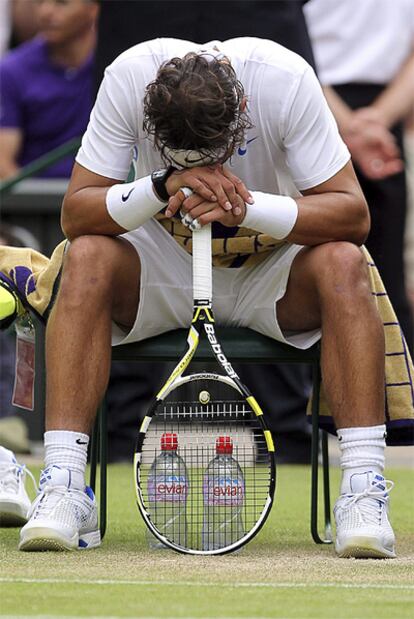 Nadal feels the pain in his foot during a break in the match against Del Potro.