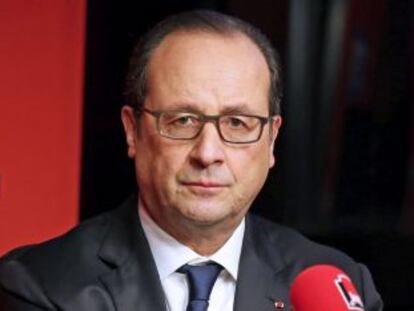 El presidente franc&eacute;s, Fran&ccedil;ois Hollande, durante una entrevista con la emisora &quot;France Inter&quot;, en Par&iacute;s (Francia), el lunes 5 de enero de 2015.