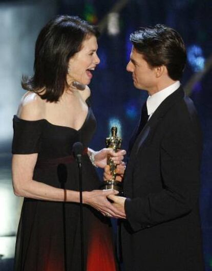 Tom Cruise dando el premio Hersholt Humanitarian a Sherry Lansing durante la 79 edicion de los Oscar, en 2007.