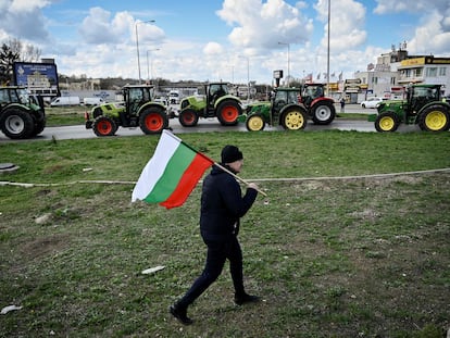 Un agricultor con la bandera de Bulgaria, durante una protesta para bloquear el paso de camiones con grano ucranio desde Rumania, el 29 de marzo en la localidad fronteriza de Rousse.