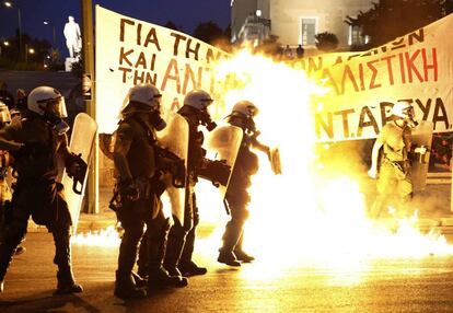 Parlamento grego está prestes a votar o pacote de austeridade exigido pela Europa para negociar um novo plano de resgate e manter o país na zona do euro. Horas antes, em reunião, o primeiro-ministro da Grécia, Alexis Tsipras, pediu apoio aos parlamentares de seu partido Syriza : "Sou um primeiro-ministro porque tenho um grupo parlamentar que me apoia. Se eu não tiver o apoio dele, será difícil ser primeiro-ministro no dia seguinte".  A polícia de choque entre as chamas das bombas de gasolina lançadas por um pequeno grupo de manifestantes antissistema na frente do parlamento em Atenas.