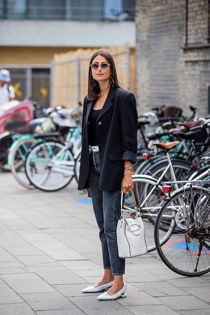 Un detalle tan sencillo como eficaz en el look de Julia Haghjoo: un pañuelo de seda anudado a la cinturilla del vaquero, a modo de cinturón.