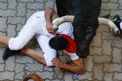 Un toro a su llegada al callejón durante el quinto encierro.