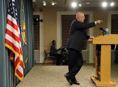 Henry Paulson se dirige a la prensa durante la conferencia de ayer en Washington.