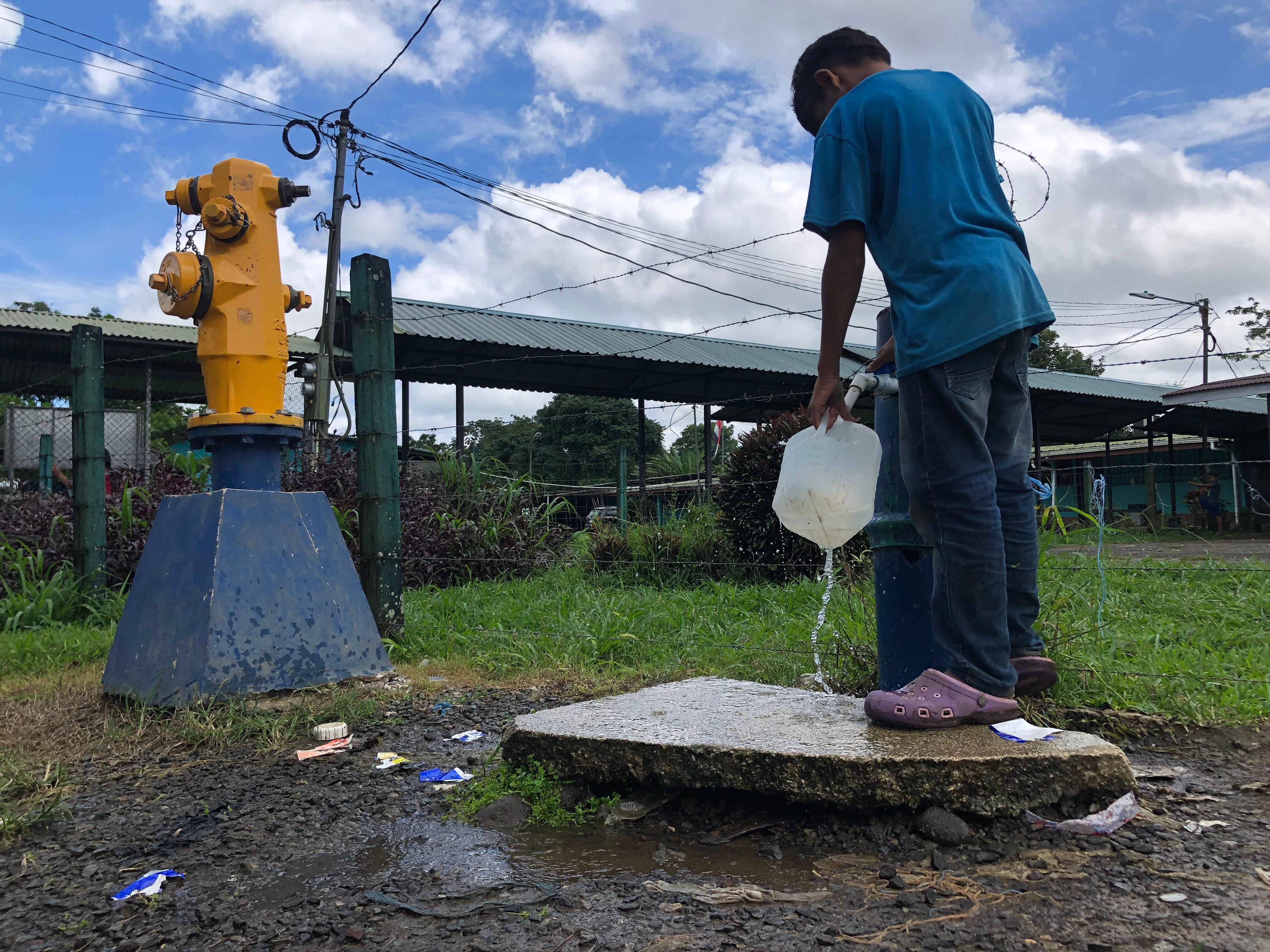 Un niño se abastece de agua de un grifo en Los Lirios de Sarapiquí.