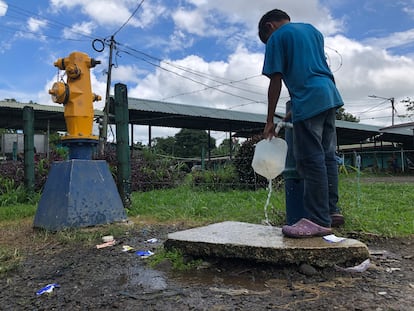 Un niño se abastece de agua de un grifo en Los Lirios de Sarapiquí.