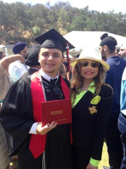 Prince Jackson junto a su tía La Toya el día de su graduación.