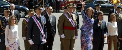 Doña Letizia, don Felipe, el Rey, la Reina, el presidente de la Junta de Extremadura y la ministra de Defensa.
