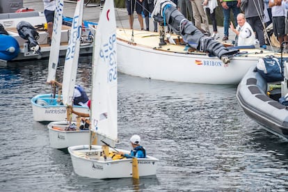 Juan Carlos I llegó al Real Club Náutico de Sanxenxo (Pontevedra) a las 10:50 horas de esta sábado en el coche conducido por su amigo el empresario Pedro Campos, y, una vez allí, embarcó en el velero, con el que ha realizado una breve trayectoria por las aguas próximas al puerto.