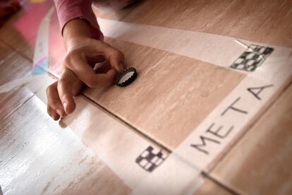 Pista para una carrera de chapas que dos niñas han preparado durante el confinamiento.