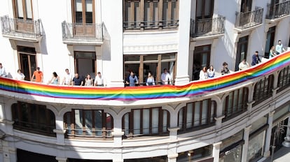 El grupo municipal socialista ha desplegado una bandera arcoíris de 60 metros de longitud en el balcón de su sede tras la negativa del gobierno local, de PP y Vox, de colocarla en la fachada del consistorio.