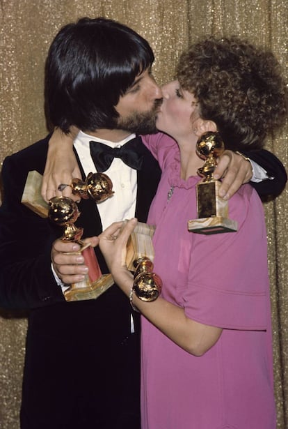 Jon Peters y Barbra Streisand, en los Globos de Oro de 1978