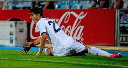 Morata, tendido en el suelo, protesta una acción del partido.