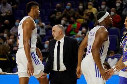 Laso, entre Tavares y Yabusele. efe